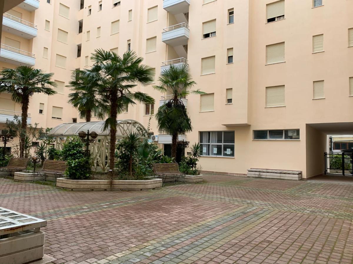 Tony Apartment Vlorë Buitenkant foto